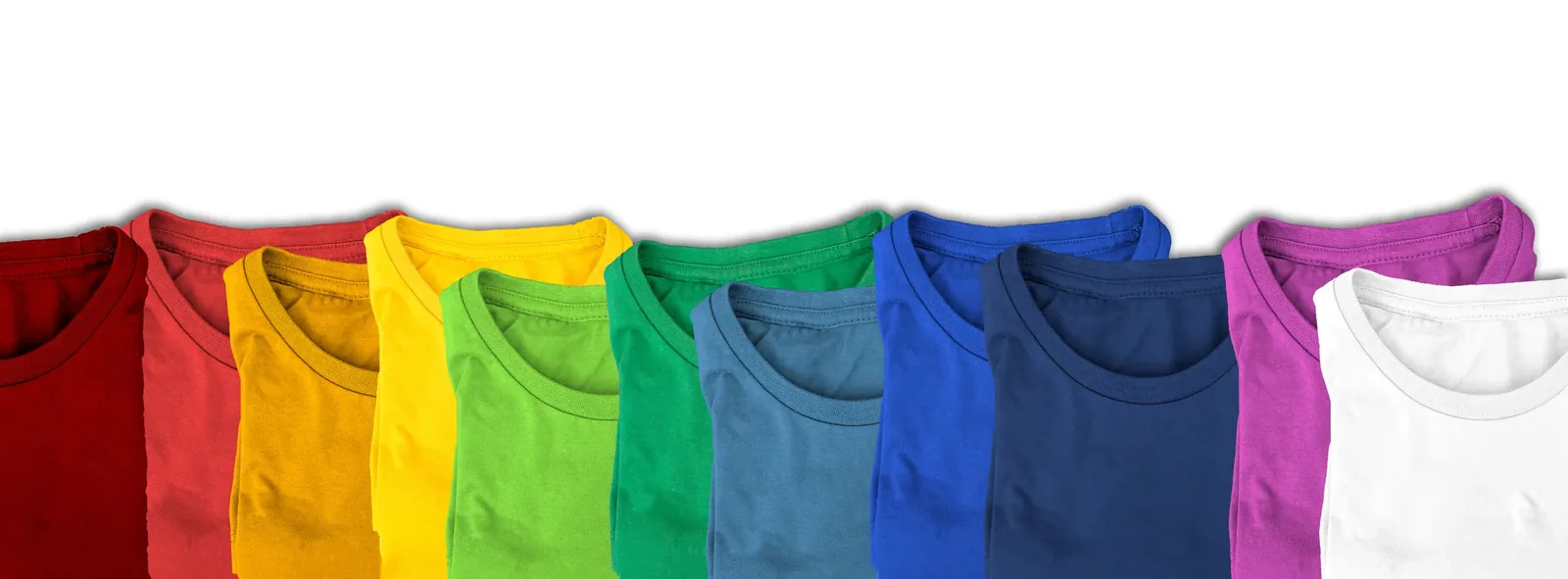 Camisetas lisas dobladas en una gama de colores: rojos, amarillos, verdes, azules, morado y blanco